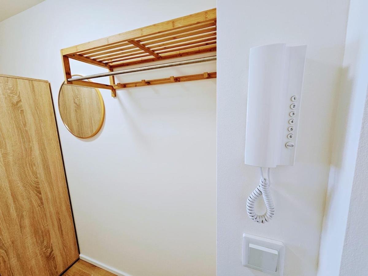 Live-inn Cozy For 1-4 Guests, 20 Mins To Center, Lift, Gym, Reception, Parking, Roof Terrace, Game & Party Prag
