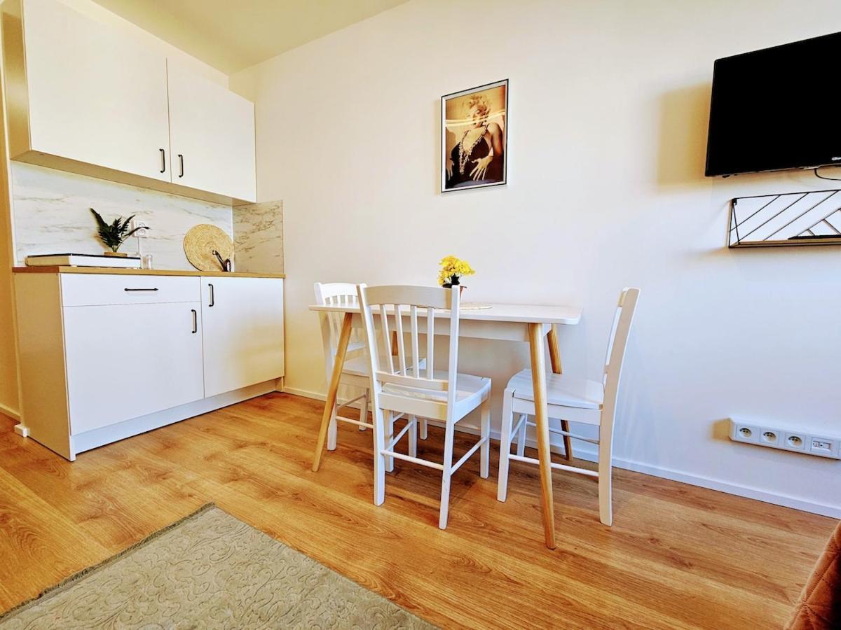 Live-inn Cozy For 1-4 Guests, 20 Mins To Center, Lift, Gym, Reception, Parking, Roof Terrace, Game & Party Apartment Prag