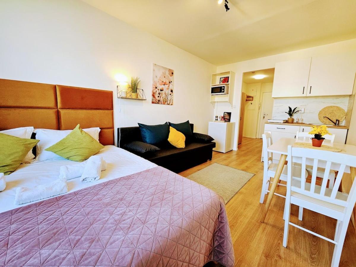 Live-inn Cozy For 1-4 Guests, 20 Mins To Center, Lift, Gym, Reception, Parking, Roof Terrace, Game & Party * Prag
