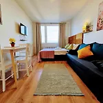 Live-Inn Prague Cozy Suite For 1-4 Guests, 20 Mins To Center, Lift, Gym, Reception, Parking, Roof Terrace, Game & Party