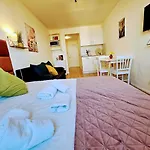 Live-Inn Prague Cozy Suite For 1-4 Guests, 20 Mins To Center, Lift, Gym, Reception, Parking, Roof Terrace, Game & Party