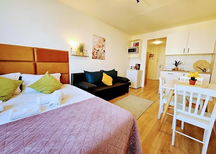 Live-Inn Prague Cozy Suite For 1-4 Guests, 20 Mins To Center, Lift, Gym, Reception, Parking, Roof Terrace, Game & Party