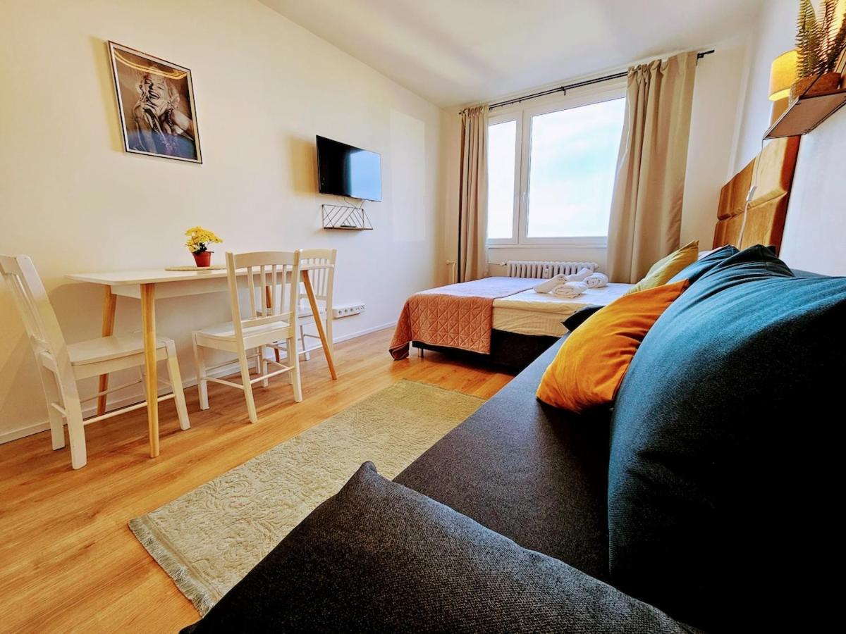 Live-inn Cozy For 1-4 Guests, 20 Mins To Center, Lift, Gym, Reception, Parking, Roof Terrace, Game & Party * Praha