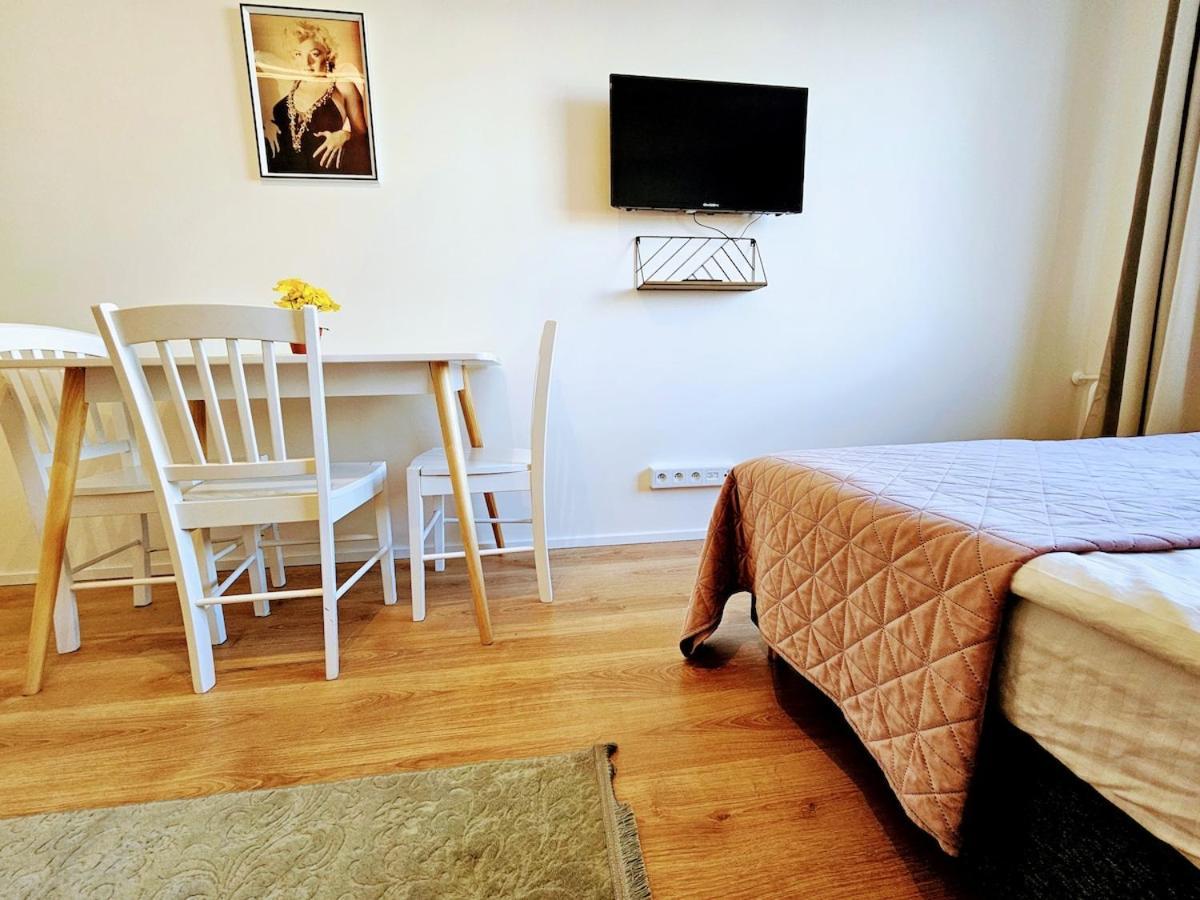 Live-inn Cozy For 1-4 Guests, 20 Mins To Center, Lift, Gym, Reception, Parking, Roof Terrace, Game & Party Praha