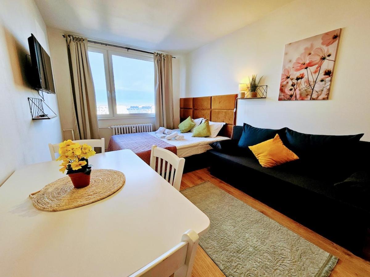 Apartmán Live-inn Cozy For 1-4 Guests, 20 Mins To Center, Lift, Gym, Reception, Parking, Roof Terrace, Game & Party