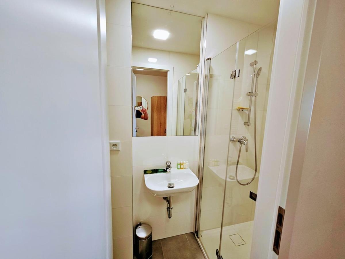 Apartmán Live-inn Cozy For 1-4 Guests, 20 Mins To Center, Lift, Gym, Reception, Parking, Roof Terrace, Game & Party Praha