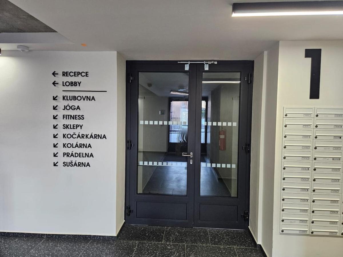 Live-inn Cozy For 1-4 Guests, 20 Mins To Center, Lift, Gym, Reception, Parking, Roof Terrace, Game & Party Praha