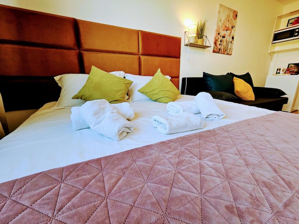 Live-inn Cozy For 1-4 Guests, 20 Mins To Center, Lift, Gym, Reception, Parking, Roof Terrace, Game & Party * Praha