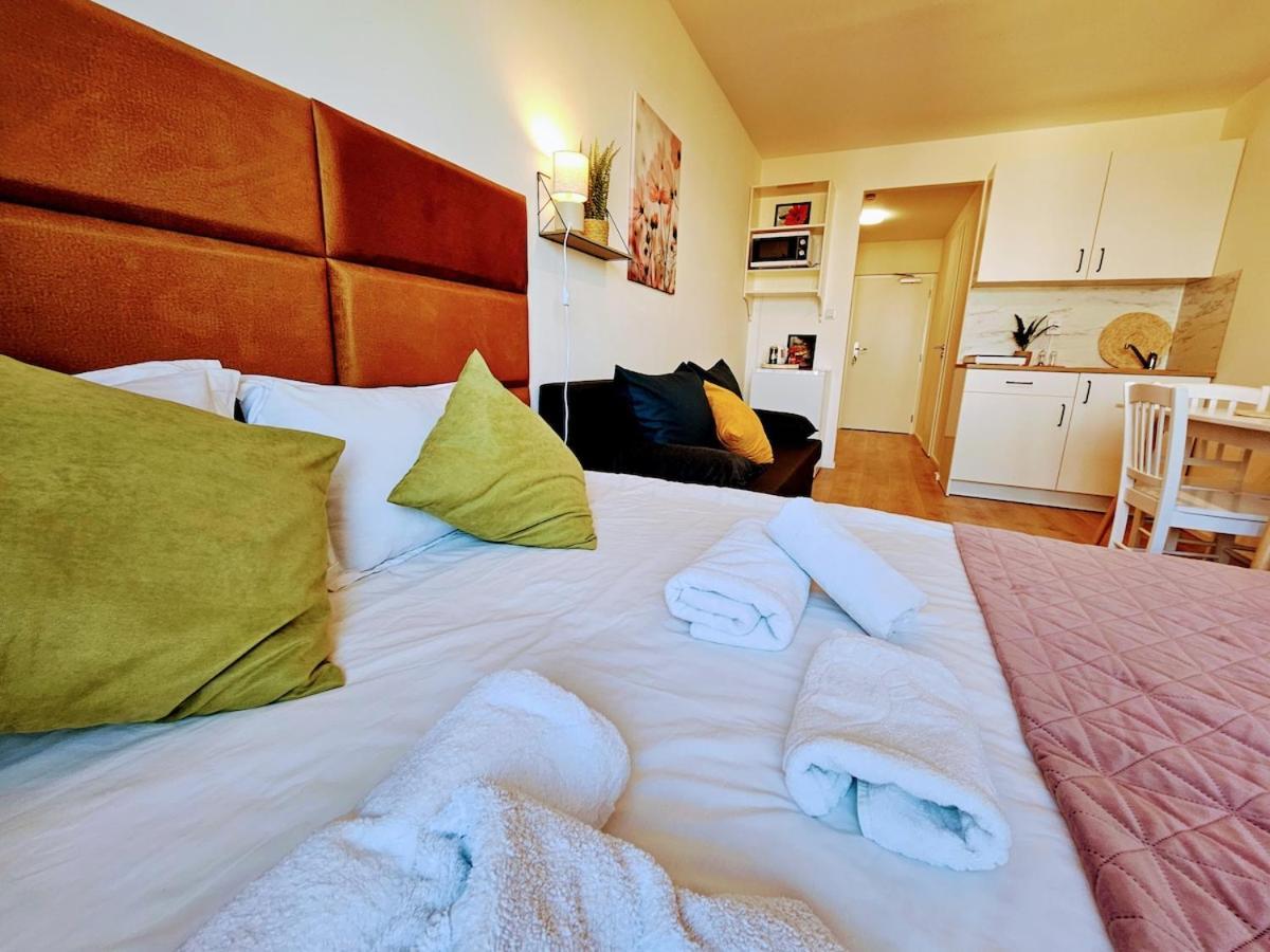 Live-inn Cozy For 1-4 Guests, 20 Mins To Center, Lift, Gym, Reception, Parking, Roof Terrace, Game & Party Praha