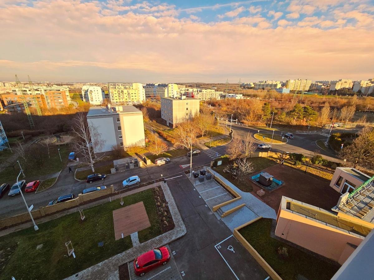 Apartmán Live-inn Cozy For 1-4 Guests, 20 Mins To Center, Lift, Gym, Reception, Parking, Roof Terrace, Game & Party Praha